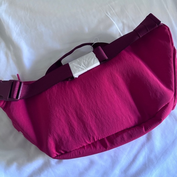 🆕🇨🇦 Lululemon Team Canada Olympic Utility Crossbody Bag 6.5L - Spicy Red - Picture 9 of 11